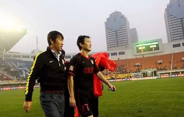 上海玄鸟VS香港金牛预测NBL总决赛将燃起战火，香港金牛男篮与上海玄鸟男篮激情碰撞，究竟谁将捧起冠军奖杯，成为最后的赢家？